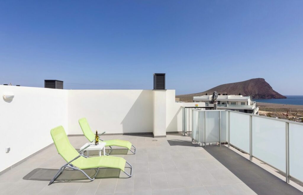 Vienas guļamistabas bēniņi jaunajā kompleksā “Las Terrazas II“. www.tenerifemagic.lv